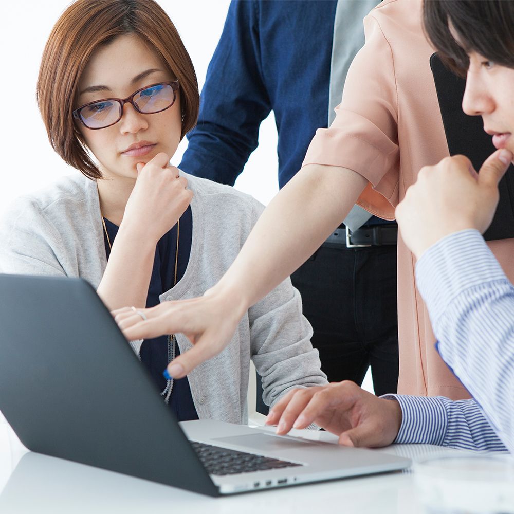 データを確認しながら施策を検討するメンバー